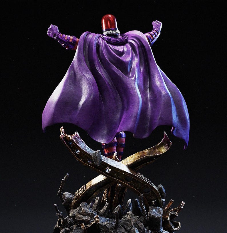 Op de afbeelding: Een beeld van een personage in een paarse cape en helm, armen omhoog. De figuur staat op een decoratieve basis met een donkere achtergrond. De cape is dieppaars en de helm is rood.