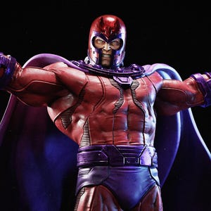 Op de afbeelding: Gedetailleerd beeldje van een personage in een rood en paars kostuum met een helm. De figuur heeft een strenge uitdrukking en poseert met uitgestrekte armen. Het kostuum heeft een cape en metalen accenten.