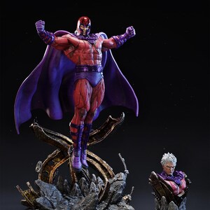 Op de afbeelding: Gedetailleerd beeld van Magneto, een Marvel Comics-personage, in een dynamische pose. Het figuur is gekleed in een rood en paars kostuum met een helm, cape en laarzen. Het beeld is gemonteerd op een gedetailleerde basis met een tweede buste van het personage.