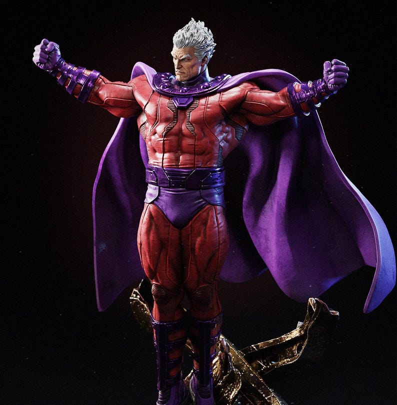 Op de afbeelding: Gedetailleerd beeldje van een gespierd personage in een rood en paars kostuum met een vloeiende paarse cape. De figuur heeft wit haar en poseert met uitgestrekte armen. De basis lijkt een gouden, abstract ontwerp te zijn.