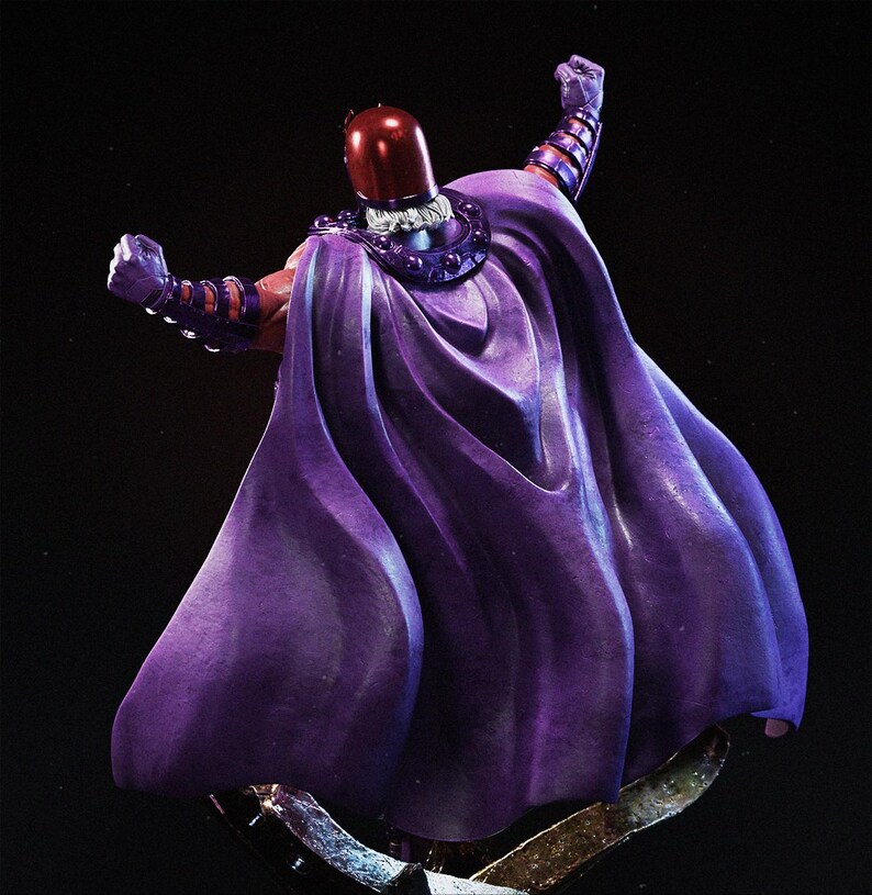 Op de afbeelding: Een beeld van een personage in een paarse cape en helm. De figuur poseert met opgeheven armen en toont een gedetailleerd ontwerp. De helm is dieprood en de cape heeft een vloeiend, getextureerd uiterlijk. Het beeld staat op een donkere achtergrond.