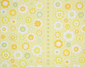 Papier peint rétro par verge Papier peint vintage des années 60 - 1960s Retro Yellow Floral avec des fleurs vertes et jaunes