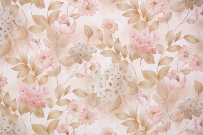 Puede incluir: Papel pintado floral vintage con un patr&oacute;n repetido de flores rosas y melocot&oacute;n, hojas verdes y marrones y racimos blancos parecidos a hortensias. El fondo es de color blanco roto, creando una est&eacute;tica vintage.