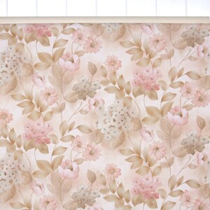 Puede incluir: Papel pintado floral con un patr&oacute;n repetido de flores rosas y beige, hojas verdes y beige y tallos beige. El papel pintado se muestra en un marco blanco, mostrando los detalles y la paleta de colores.