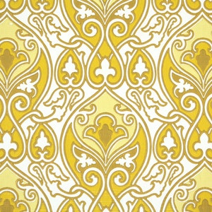Pu&ograve; includere: Primo piano di un motivo ripetuto in tonalit&agrave; di giallo, oro e bianco. Il design presenta motivi floreali e a volute stilizzati, creando un design simmetrico e ornato di carta da parati o tessuto. L'estetica generale &egrave; vintage e decorativa.