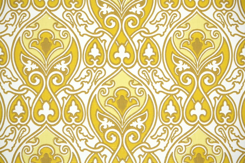 Pu&ograve; includere: Primo piano di un motivo ripetuto in tonalit&agrave; di giallo, oro e bianco. Il design presenta motivi floreali e a volute stilizzati, creando un design simmetrico e ornato di carta da parati o tessuto. L'estetica generale &egrave; vintage e decorativa.