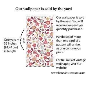 Puede incluir: Una muestra de papel pintado floral con fondo crema y dise&ntilde;o de flores rojas, rosas, amarillas y azules. El texto indica que el papel pintado se vende por yarda, midiendo una yarda 91,44 cm de largo.
