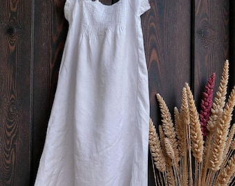 Antikes weißes Leinennachthemd, viktorianisches monogrammiertes Hemdchen, edwardianisches Spitzennachthemd, französische Erbstück-Dessous, Vintage-Plissee-Nachtwäsche