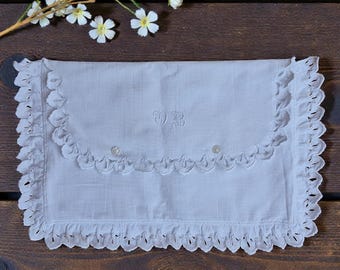 Antiker, handbestickter, gesteppter Wäschesack aus Baumwolle | Vintage-Organizer in Weiß mit durchbrochenem, gewelltem Rand