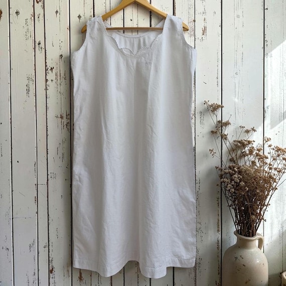 Camisón Antiguo de Algodón Blanco con Bordado Festoneado y Monograma, Combinación Vintage con Botones de Nácar Ropa de Dormir Época Edwardia