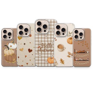 Peut inclure: Cinq coques de smartphone avec des motifs sur le thème de l'automne. Les designs incluent un motif écossais marron avec des citrouilles, un fond crème avec des cœurs et des feuilles, un motif écossais beige avec le texte Hello Autumn et des étagères.