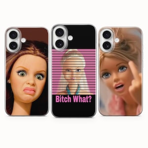 Puede incluir: Tres fundas de teléfono con caras de muñecas. Una funda muestra una muñeca con una expresión de disgusto. Otra tiene el texto "Bitch What?" sobre un fondo de rayas rosas. La tercera funda muestra una muñeca haciendo una peineta.
