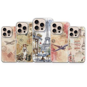 Può includere: Cinque custodie per telefono con design a tema viaggio. Le custodie presentano illustrazioni della Torre Eiffel, aerei e mappe vintage. La tavolozza dei colori include tonalità beige, marrone e blu, creando un'estetica vintage.