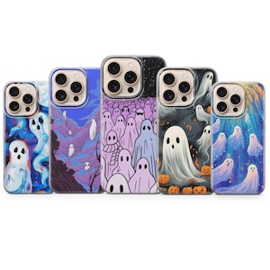 Può includere: Cinque custodie per telefono con design a tema Halloween. Le custodie presentano illustrazioni di fantasmi in vari contesti, tra cui un cielo viola, una foresta e una folla di fantasmi. La tavolozza dei colori comprende blu, viola e arancione.