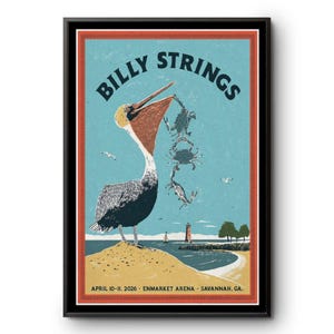 Puede incluir: Un póster enmarcado con una ilustración de estilo vintage. La obra de arte presenta un pelícano atrapando cangrejos y peces. Las palabras "BILLY STRINGS" están en la parte superior, con los detalles del evento en la parte inferior. El póster tiene un borde rojo.