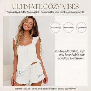Könnte beinhalten: Cremefarbenes Pyjama-Set mit Rüschenbesatz, bestehend aus einem Tanktop und Shorts. Die Shorts sind mit dem Namen "Lisa" in Blau bestickt. Der Text lautet "ULTIMATE COZY VIBES" und "Hautfreundlicher, weicher und atmungsaktiver Stoff."
