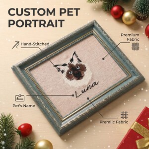 Puede incluir: Retrato de mascota personalizado enmarcado, con una imagen bordada a mano de un gato y el nombre "Luna". El marco es de color azul-verdoso desgastado, y el fondo es de tela rosa claro. El texto "Custom Pet Portrait" está en la parte superior.