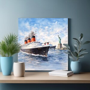 Peut inclure: Peinture à l'aquarelle du paquebot 'Normandie' naviguant devant la Statue de la Liberté. Le navire a une coque noire, une superstructure blanche et des cheminées rouges et noires. Le ciel est bleu avec des nuages ​​fluffy.
