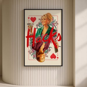 Könnte beinhalten: Gerahmter Kunstdruck mit einer stilisierten Illustration von zwei Frauen, eine mit einem Cocktail, die andere mit Notizbuch und Stift. Das Wort "Hacks" ist rot geschrieben. Das Kunstwerk befindet sich auf einem cremefarbenen Hintergrund mit Spielkartenmotiv.