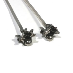 Palitos para mezclar con vértebras de serpiente. Palitos para mezclar con vértebras de serpiente. Palitos para mezclar. Serpiente. Vértebras. Artículos de bar. Accesorios para cócteles. Cócteles.