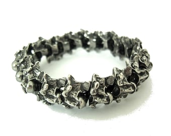 Pulsera elástica con vértebras de serpiente. Hecha a medida.