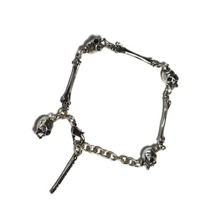 Pulsera de huesos y calaveras. Sin garantía de Navidad.