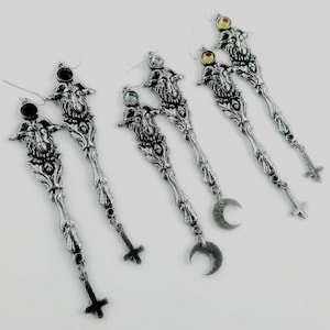 Boucles d&#39;oreilles plumeau de chèvre. Philippe noir.  Boucles d&#39;oreilles chèvre. Fils. Des familiers.