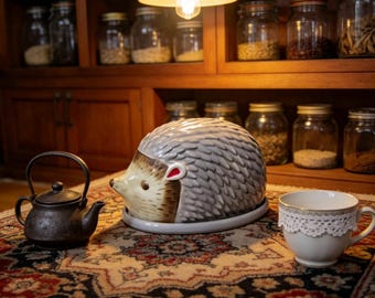 Personnalized Hedgehog-Shaped Ceramic Butter Dish - Custom Engraved Woodland Lidded Keeper