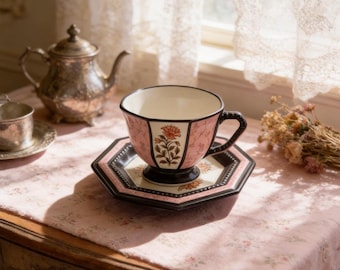 Set personalizzato di tazza e piattino da caffè in ceramica ottagonale con motivo peonia e griglia per finestra in stile Chinoiserie francese vintage con incisione personalizzata.