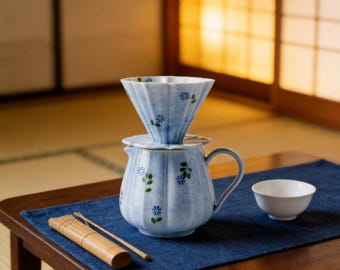 Juego de café de cerámica personalizado pintado a mano - Cafetera de goteo floral grabada bajo vidriado personalizada y cafetera compartida, utensilios de café con diseño de flores azules