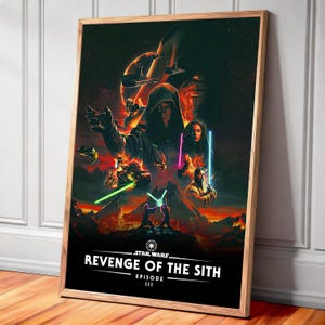 Può includere: Un poster incorniciato di Star Wars: La vendetta dei Sith, Episodio III. L'opera presenta personaggi con spade laser, astronavi e uno sfondo infuocato. Il poster ha una cornice in legno ed è appoggiato a una parete bianca.