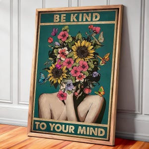 Peut inclure: Une affiche encadrée avec les mots "BE KIND TO YOUR MIND" en lettres dorées. L'œuvre représente une femme avec une coiffe florale, des tournesols et des papillons sur un fond vert d'eau. Le cadre est de couleur marron clair.