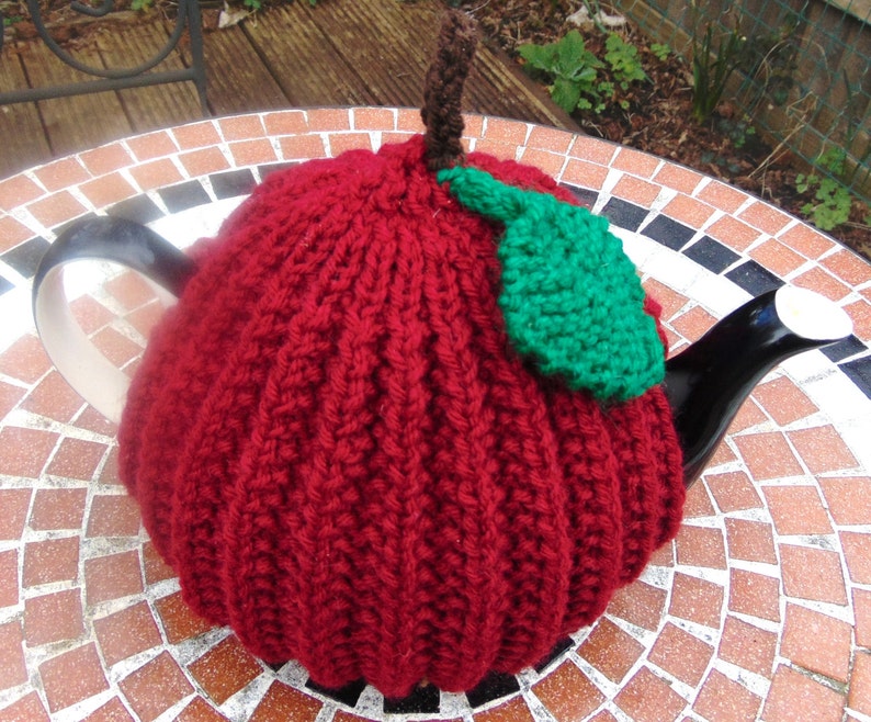 Red Apple Tea Cosy 4-6 cup image 1