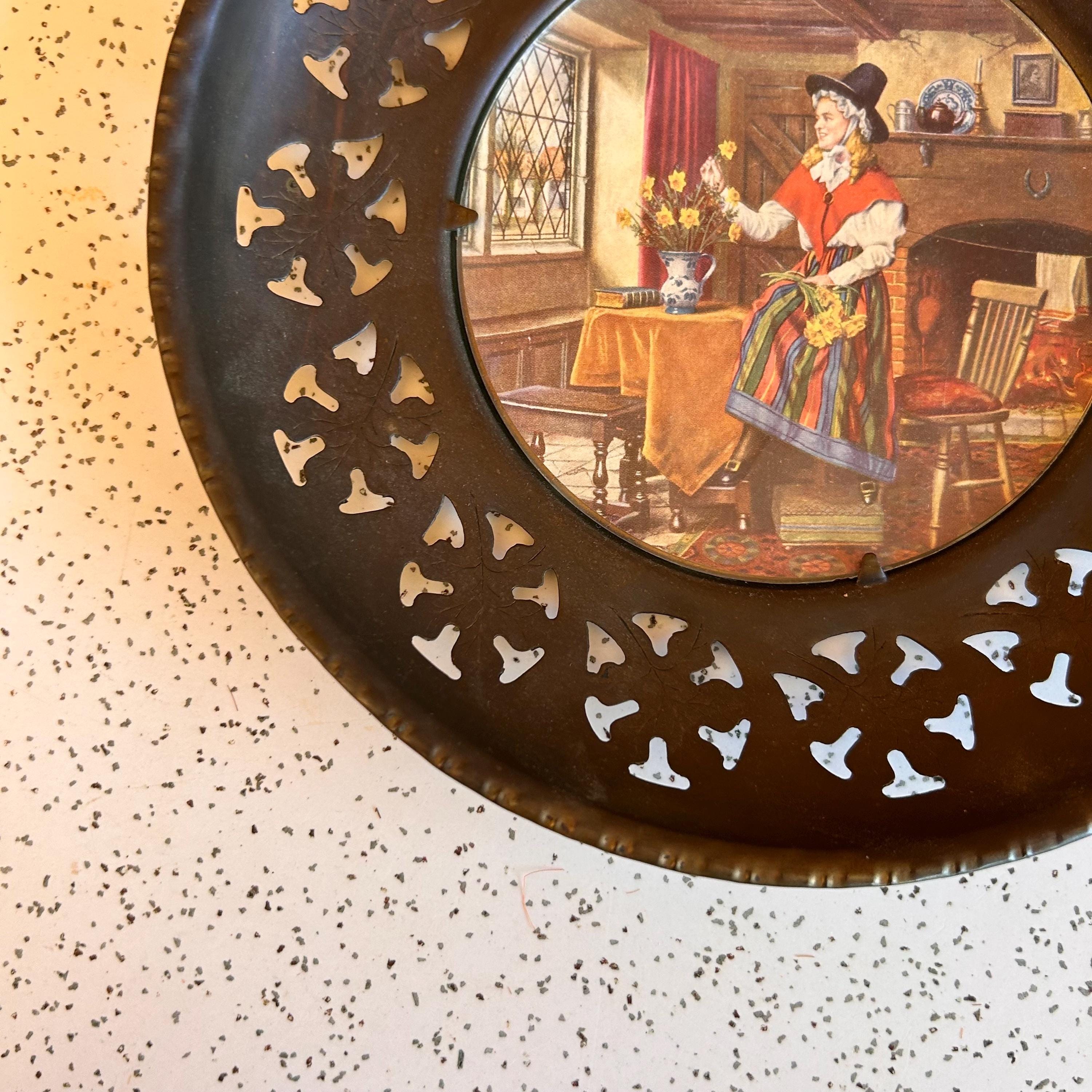 Cadre médaillon rond mural, gravure d'une femme aux roses rouges, Art Déco