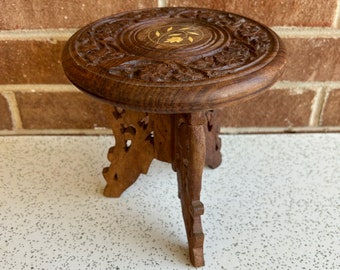 Support pour plante vintage en teck sculpté, petite table bohème pliante en teck