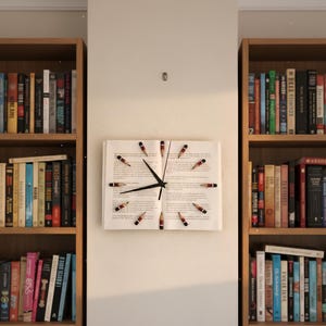 Puede incluir: Un letrero de madera rústico con el texto "Welcome to our home" en un estilo manuscrito. El letrero presenta un acabado envejecido y un diseño sencillo y acogedor, perfecto para un porche o entrada.
