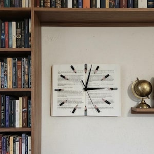 Relógio de parede artesanal em formato de livro com lápis – Decoração silenciosa para leitores, estudantes e professores.