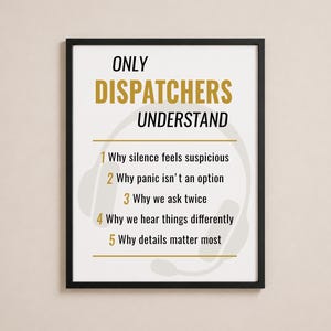 Könnte beinhalten: Ein gerahmter Wanddruck mit dem Text ONLY DISPATCHERS UNDERSTAND in Schwarz und Gold, gefolgt von einer nummerierten Liste mit fünf Gründen, warum Disponenten ihre Arbeit verstehen, mit einer hellgrauen Grafik eines Headsets im Hintergrund.