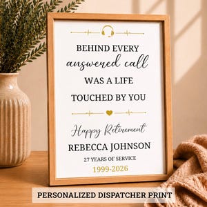 Op de afbeelding: Een ingelijste print met zwarte en gouden tekst: BEHIND EVERY answered call WAS A LIFE TOUCHED BY YOU, Happy Retirement, REBECCA JOHNSON, 27 YEARS OF SERVICE, 1999-2026, voorzien van een gouden koptelefoonpictogram en een hartje.