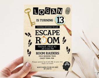 Puede incluir: Una tarjeta de invitación beige con texto negro e ilustraciones. El texto dice "Logan cumple 13 años Estás invitado a una Escape Room Viernes, 21 de julio a las 3:00 PM Room Raiders 7721 E Running Trail Crazy Town, USA Por favor, llega a las 2:45 PM para que puedas empezar a tiempo! RSVP Flavia al 561-123-4567 antes del 15 de julio". Las ilustraciones incluyen una llave, una lupa, un reloj y huellas.