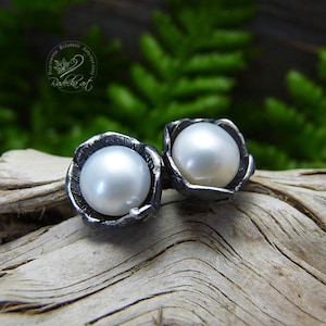 Weiße Perle Ohrstecker, Ohrstecker, Metal Clay, Brautschmuck, Brautjungfer Ohrringe, Süßwasserperlen, Hochzeit Ohrringe