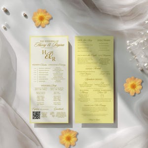 Puede incluir: Dos tarjetas rectangulares de programa de boda en amarillo pálido con texto dorado. La tarjeta izquierda muestra el título The Wedding of Harry & Regina, un cronograma, nombres de la fiesta de bodas y un código QR. La derecha detalla bebidas.