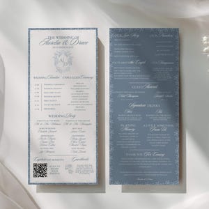 Puede incluir: Dos tarjetas rectangulares de programa de boda con bordes azules y texto blanco. La tarjeta izquierda muestra un cronograma, la lista de invitados y un código QR. La tarjeta derecha detalla una historia de amor, bebidas y un mensaje de agradecimiento.