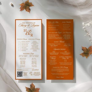 Pode incluir: Dois cartões retangulares de programa de casamento com texto e detalhes em laranja queimado. O cartão esquerdo apresenta um fundo branco com cronograma de casamento, lista de convidados e um código QR. O cartão direito tem um fundo sólido laranja queimado com detalhes da história de amor, fatos sobre convidados, bebidas exclusivas e notas comemorativas.