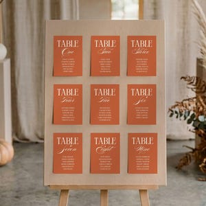 Plantilla de plano de asientos para bodas de otoño, tarjetas con números de mesa y lista de invitados, editable en Canva, letreros de decoración para recepción en estilo rústico elegante de terracota.