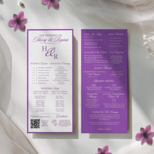 Può includere: Due cartoncini rettangolari per il programma di matrimonio nei colori viola e bianco. Il cartoncino a sinistra ha uno sfondo bianco con testo viola, inclusi cronoprogramma, nomi e un QR code. Quello a destra è viola con testo bianco che descrive la storia della coppia, curiosità, bevande e un ringraziamento.