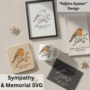 Op de afbeelding: Een assortiment items met een roodborstje-ontwerp, waaronder een ingelijste print, een mok, een houten plaat, een theedoek en een leistenen onderzetter. De tekst "Robins appear when loved ones are near" is op meerdere items aanwezig. De zin "Sympathy & Memorial SVG" is ook zichtbaar.