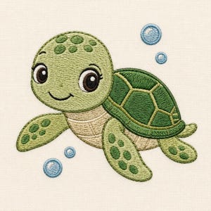 Puede incluir: Un diseño bordado de una tortuga marina de color verde claro con un caparazón verde oscuro, grandes ojos marrones y pestañas largas. La tortuga está rodeada por cuatro pequeñas burbujas azules circulares, todo realizado con un patrón de puntadas detallado sobre tela color crema.