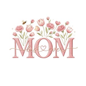 Könnte beinhalten: Ein rosa Blumendesign mit dem Wort "MOM" in einer stilisierten Schriftart, darunter "best ever". Das Design umfasst rosa Blumen, grüne Blätter und eine kleine Biene. Ein Herz befindet sich in der Mitte des "O".
