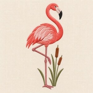 Op de afbeelding: Een borduurontwerp met een roze flamingo die op één poot staat. De flamingo heeft een lange gebogen nek en een snavel met een zwarte punt. Naast de vogel staan groene grassprieten en twee bruine lisdodden, uitgevoerd in gedetailleerd borduurwerk.